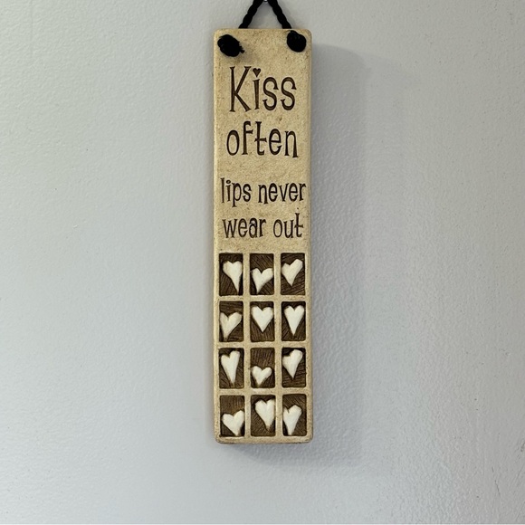 Sweet Quote Wall Plaque "Kiss Often, Lips never wear out"! Hearts & Couple Goals - Picture 9 of 10